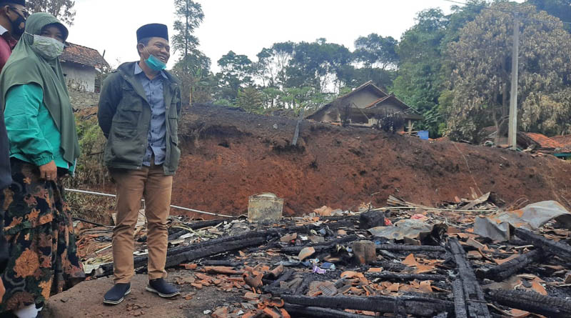 Bupati Bandung Terpilih Tinjau Lokasi Kebakaran 4 Rumah Warga di Kecamatan Cimaung