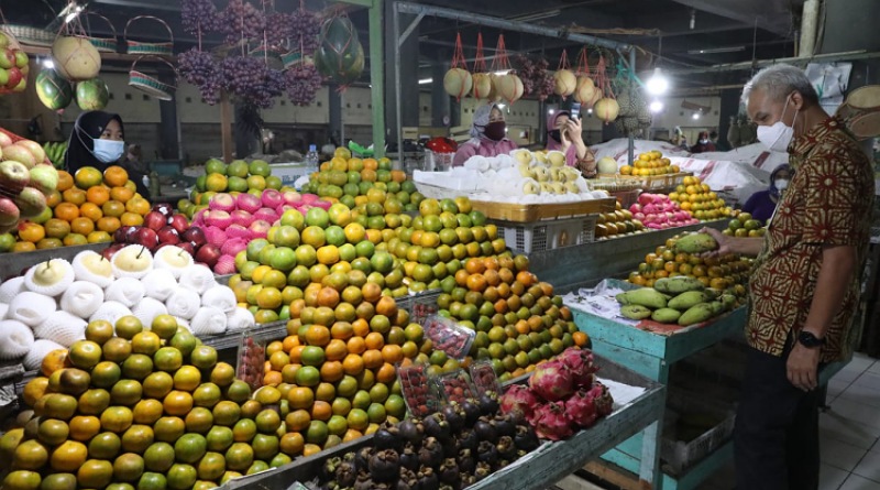 Mampir Pasar Tawangmangu, Ganjar Borong Buah untuk Nakes Isoter Donohudan